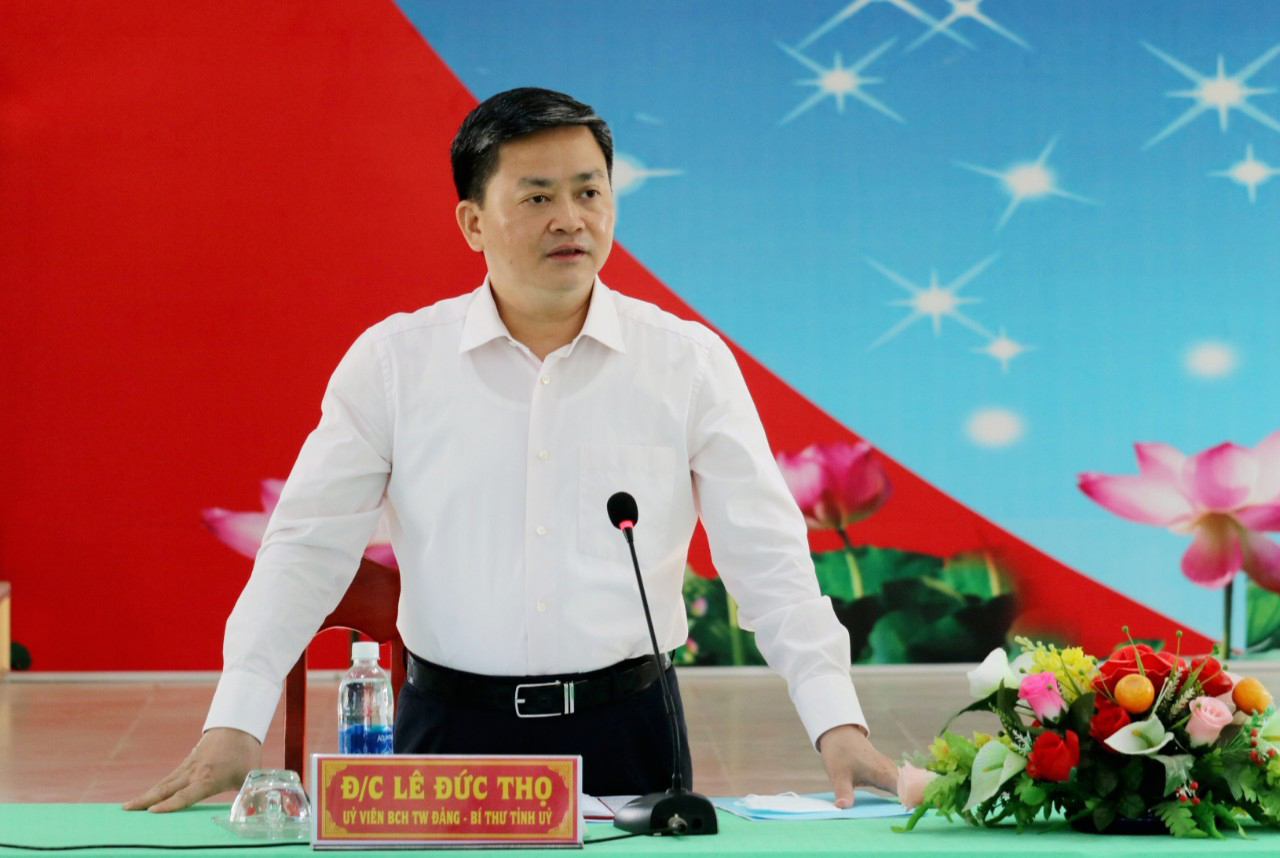 Đồng chí Lê Đức Thọ - Ủy viên Trung ương Đảng, Bí thư Tỉnh ủy làm việc với Đảng ủy xã An Phú Trung (huyện Ba Tri).